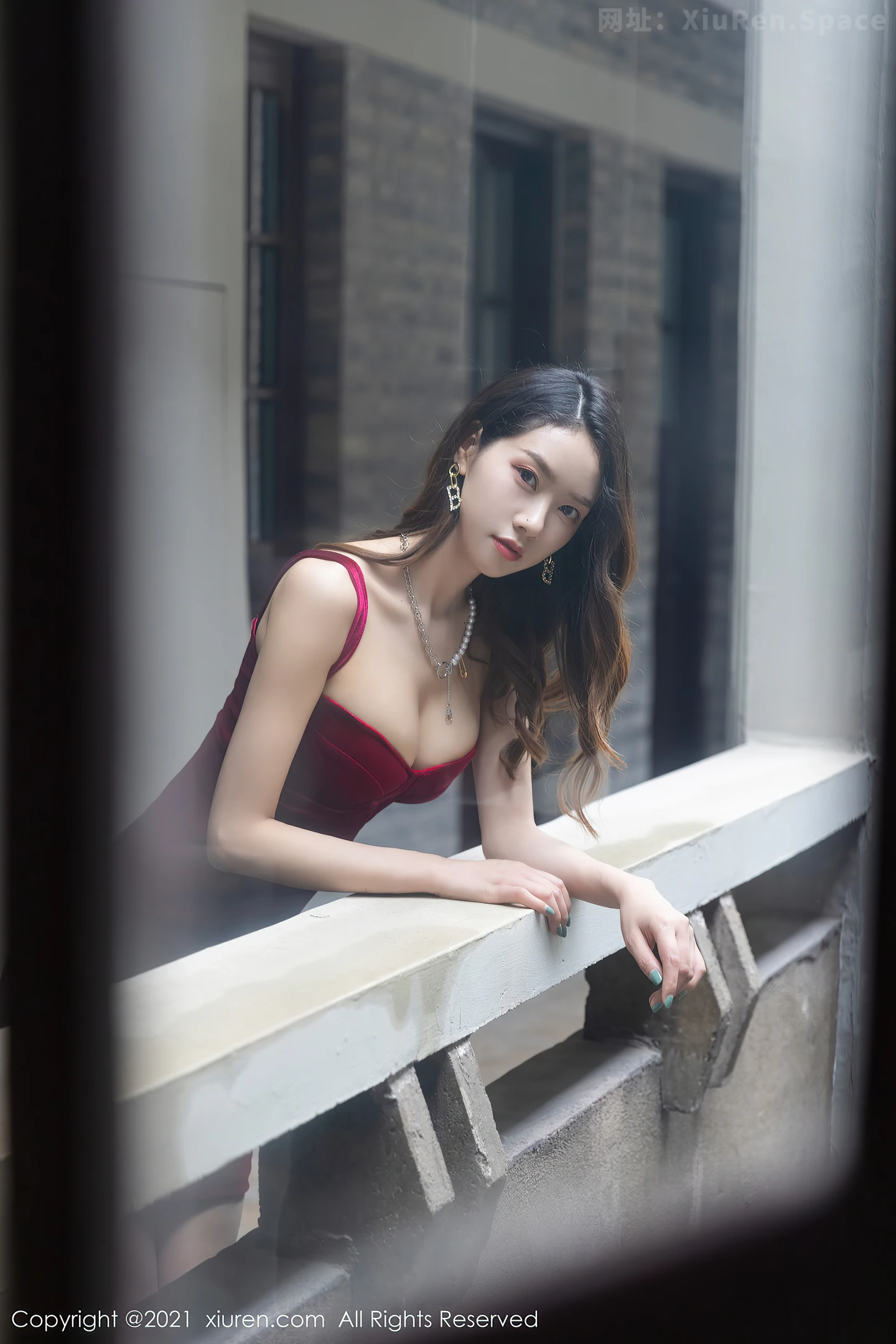 图片[2]-[XiuRen秀人网]VOL.3616 模特方子萱私房性感红裙配超薄丝袜半脱秀高挑身材诱惑写真51P-秀人网官方网站